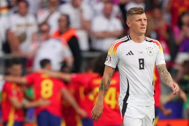 Toni Kroos se lamenta tras finalizar el partido.