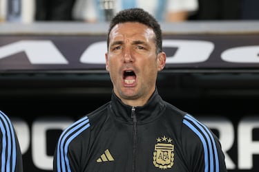 El seleccionador argentino, Lionel Scaloni, cantando el himno nacional.