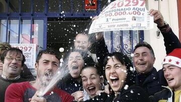 Apostantes de la Lotería de Navidad celebrando el premio Gordo.