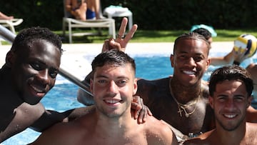 Igor Julio, con algunos compañeros del Brighton en la piscina del hotel en Marbella.