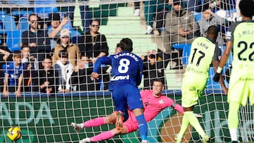 GETAFE (MADRID), 21/12/2024.- El delantero canadiense del Mallorca Cyle Larin (d) consigue de penalti el primer gol de su equipo durante el partido de LaLiga que enfrenta a su equipo contra el Getafe este sábado en el Coliseum en Getafe. EFE/ Juanjo Martín