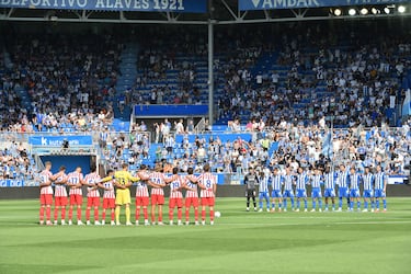 Emotivo minuto de silencio vivido en el estadio de Mendizorroza.