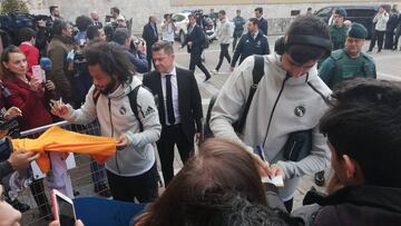 Más de 400 aficionados reciben al Real Madrid en Valladolid