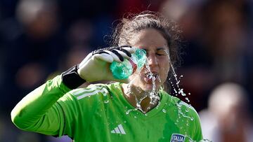 Francesca Durante se refresca en el Italia-Colombia
