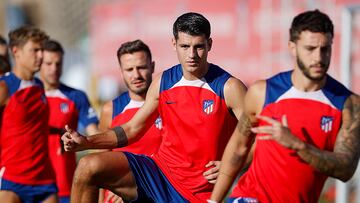 El delantero del Atlético de Madrid Álvaro Morata (c) asiste al entrenamiento del equipo en la ciudad deportiva del club en Majadahonda.