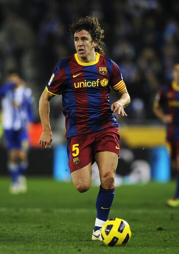 El histórico defensa del Barcelona, debutó bajo la mano de Louis Van Gaal a los 21 años.