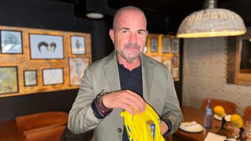 Paco López posando con la camiseta del Cádiz CF.