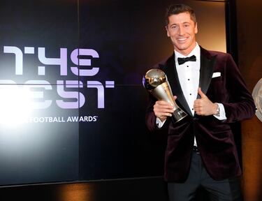 1. Robert Lewandowski (F. C. Bayern) | 2. Cristiano Ronaldo (Juventus F. C.) | 3. Lionel Messi (F. C. Barcelona)