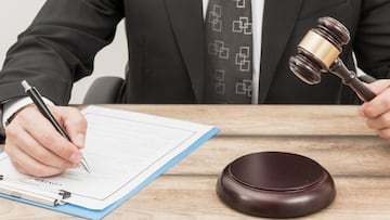 Se jubila con miles de horas extra sin disfrutar y pide 80.000 euros a la empresa: la justicia le da la espalda por una ‘decisión personal’