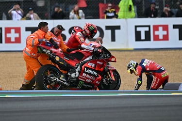 Caída del piloto sudafricano de Red Bull KTM Factory Racing, Brad Binder, durante el Gran Premio de Francia de MotoGP.