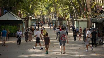 Imagen de las Ramblas de Barcelona, donde la gente camina portando mascarillas.