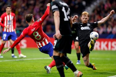 6-0. Saúl Ñíguez, en el segundo palo, aprovecha un rechace al borde del área pequeña para anotar a puerta vacía el sexto gol rojiblanco.