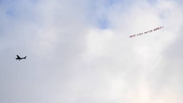 Un avión con una bandera supremacista sobrevoló el Etihad: "White lives mater"
