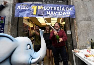 Alegría en la administración de Madrid donde ha tocado el primer premio del Sorteo Extraordinario de la Lotería de Navidad. 