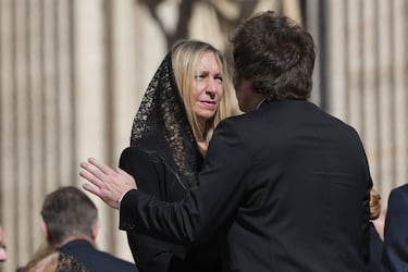 El presidente argentino Javier Milei (derecha) y su hermana Karina llegan al funeral del papa Francisco en la Plaza de San Pedro del Vaticano.