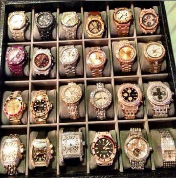 Floyd tiene una gran colección de relojes llenos de diamantes, inclusive hizo un video mostrando que cuenta con más de 30 relojes de lujo. 