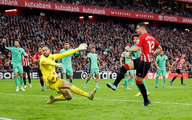 La pone al segundo palo con suavidad Ander Herrera y le llega a Guruzeta totalmente solo para empujarla ante Oblak y anotar el primero.