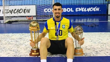 Deivão con los dos trofeos ganados con la selección brasileña.