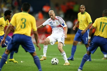 El francés vivió el Mundial de 1998 como su confirmación en la élite del fútbol ganando el Balón de Oro. En la Juventus ya era una estrella que se magnificó en el Real Madrid. El francés era tan elegante como decisivo. En Francia fue la estrella de una generación de oro. Como entrenador, ya es una leyenda viva en el banquillo blanco. Palmarés: Un Mundial, una Eurocopa, una Champions League, una Liga, dos Ligas italianas, dos Supercopas de España, dos Supercopas de Italia, dos Supercopas de Europa, dos Intercontientales.