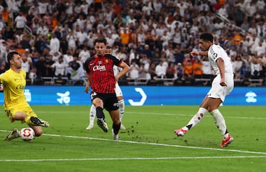 1-0. El inglés inicia la jugada con Mbappé que centra a Vinicius, alcanza la línea de fondo y cuelga el balón. Rodrygo, de cabeza, estrella el esférico al palo creando una segunda jugada en la que Kylian remata y rechaza Greif. En el rebote, Bellingham aprovecha para anotar con derecha.