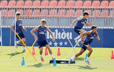 Pablo Barrios y Giuliano Simeone durante el entrenamiento.   