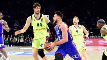 Vasilije Micic controla el balón frente a Ante Tomic.