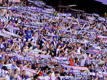 La afición del Valladolid muy feliz tras el ascenso a Primera.