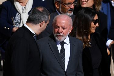 El presidente de Brasil, Luiz Inácio Lula da Silva, observa junto a su esposa Rosangela "Janja" da Silva antes de la misa funeral del Papa Francisco, en el Vaticano.