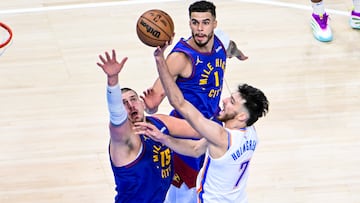 Chet Holmgren lanza ante Nikola Jokic durante un Thunder-Nuggets de los últimos playoffs.