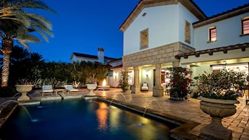 Sylvester Stallone puso a la venta su retiro de vacaciones en Palm Desert, California, por 3.35 millones de dólares (algo más de 3 millones de euros). Lleva años intentando venderla tras adquirirla en 2010 por 4.5 millones de dólares. La propiedad de 4,889 cuadrados tiene cuatro habitaciones y cuatro baños y medio.Ubicada en el exclusivo y vigilado Madison Club, la extensa casa luce un clásico techo de tejas rojas y comparte un camino de entrada con otras tres villas casi idénticas.