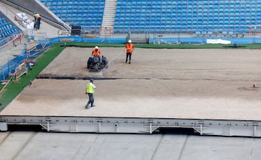 Operarios relizan diversas tareas en la  instalación de butacas, vallas de vidrio y pantallas, así como cambios en la instalación de las bandejas del césped.