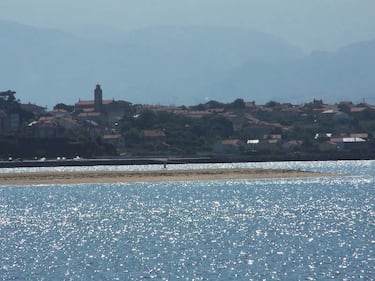 Esta playa tiene más de dos kilómetros de extensión y está situada en medio de la bahía de Santander. Está rodeada de agua por los dos lados y ofrece unas de las mejores vistas de la bahía. Está catalogada como playa nudista.