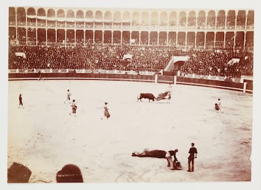 Juan Belmonte inauguró la plaza el 21 de octubre con el toro ‘Cerrojito’ de la ganadería de Carmen de Federico. Además, esa misma tarde el ‘Pasmo de Triana’ cortó también el primer rabo en la historia de Las Ventas al toro ‘Desertor’. La plaza se convertiría en uno de los mayores emblemas taurinos internacionales.