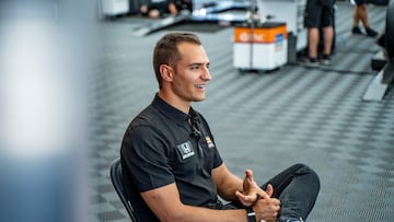 Milwaukee, 23/08/2025.- Cuando el español Álex Palou llegó a la IndyCar en 2020 vivía como un sueño la idea de ganar un campeonato. Cinco años después, luce cuatro coronas en su palmarés, una 500 Millas de Indianápolis y la semana pasada celebró su tercer título consecutivo. En una entrevista con EFE en Milwaukee, sede este domingo de la penúltima carrera de la temporada, el catalán reconoció que si alguien se lo hubiera dicho en 2020, le diría que está "loco". EFE/Kenneth Fernandez