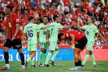 0-2. Ferran Torres celebra con Frenkie de Jong el segundo tanto.