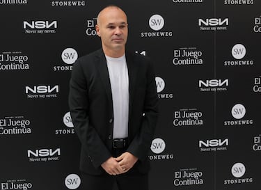 Andrés Iniesta posa en el photocall durante el acto del anuncio de su retirada del fútbol celebrado en el Puerto de Barcelona.