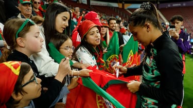 Geneva (Switzerland), 07/07/2025.- Portugal's Francisca Nazareth gives autographs after the UEFA Women's EURO 2025 Group B soccer match between Portugal and Italy in Geneva, Switzerland, 07 July 2025. (Italia, Suiza, Ginebra, Nazaret) EFE/EPA/NUNO VEIGA