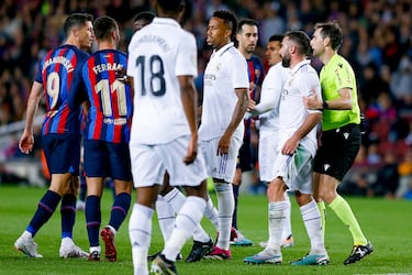 Aunque El Clásico no fue excesivamente bronco, el partido si tuvo varios encontronazos entre sus protagonistas. Carvajal se quejó de un codazo de Gavi y el de Los Palacios también empujó a Dani Ceballos. El utrerano, por su parte, se encaró con Ansu Fati. 