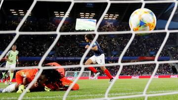 Renard marca el 0-1 para Francia después de acertar en su segundo lanzamiento de penalti.