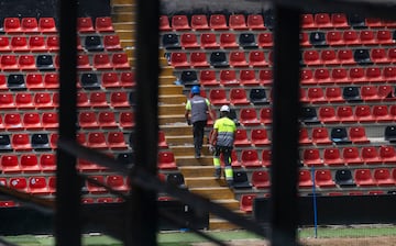 El temporada 25/26 el conjunto madrileño jugará en la Conference League. Por ello, una delegación de la UEFA ha inspeccionado el estadio de Vallecas. Los han revisado la grada, carpeta en mano, acompañados por diferentes empleados del club rayista. Según la norma, el campo debe pertenecer a la categoría 4 y el mayor inconveniente para conseguirlo son las las dimensiones del terreno de juego.