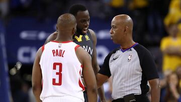 OAKLAND, CA - MAY 22: Draymond Green #23 of the Golden State Warriors and Chris Paul #3 of the Houston Rockets speak with referee Derrick Stafford #9 during Game Four of the Western Conference Finals of the 2018 NBA Playoffs at ORACLE Arena on May 22, 2018 in Oakland, California. NOTE TO USER: User expressly acknowledges and agrees that, by downloading and or using this photograph, User is consenting to the terms and conditions of the Getty Images License Agreement. Ezra Shaw/Getty Images/AFP
== FOR NEWSPAPERS, INTERNET, TELCOS & TELEVISION USE ONLY ==