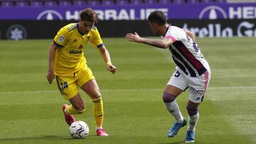 Alejo, del Cádiz, encara a Olaza.