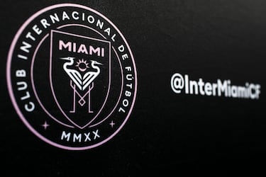 Sus colores principales son el negro y el rosa, que representa los amaneceres de Miami Beach, conocidos por ser de los más bonitos del mundo. La fusión entre los dos flamencos se complementa perfectamente, ya que sus patas forman la ‘M’ de Miami y son animales históricos en esa zona del mapa.