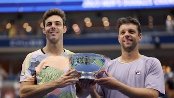 Marcel Granollers y Horacio Zeballos posan con el trofeo ganado en la final del US Open contra Joe Salisbury y Neal Skupski.