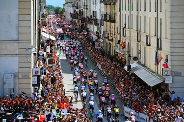 Vista general del pelotón antes de la 1.ª Etapa de La Vuelta a España 2025.