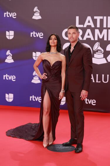 Los actores Eric Winter y Roselyn Sánchez posan durante el photocall previo a la gala de entrega de los Latin Grammy 2023, en el Palacio de Congresos de Sevilla.
