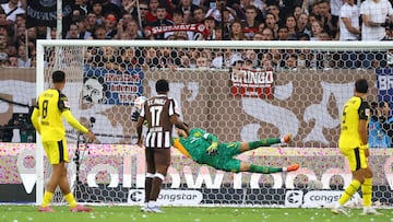 Soccer Football - Bundesliga - St. Pauli v Borussia Dortmund - Millerntor-Stadion, Hamburg, Germany - August 23, 2025 St. Pauli's Eric Anders Smith scores their third goal past Borussia Dortmund's Gregor Kobel REUTERS/Lisi Niesner DFL REGULATIONS PROHIBIT ANY USE OF PHOTOGRAPHS AS IMAGE SEQUENCES AND/OR QUASI-VIDEO.
