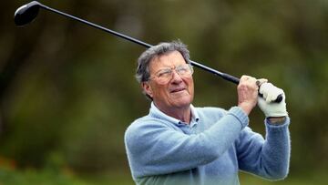 El golfista Peter Thomson golpea una bola en una imagen de archivo.