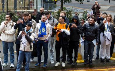Un grupo de aficionados esperan la llegada al hotel de concentración del autobús del Real Madrid.