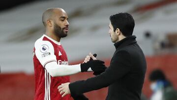 Alexandre Lacazette, ayer, junto a Arteta, cuando fue sustituido en el minuto 91.